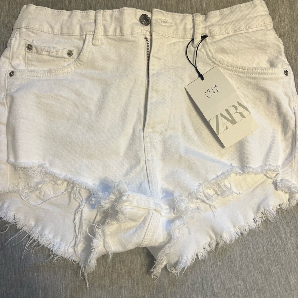 white zara jean shorts